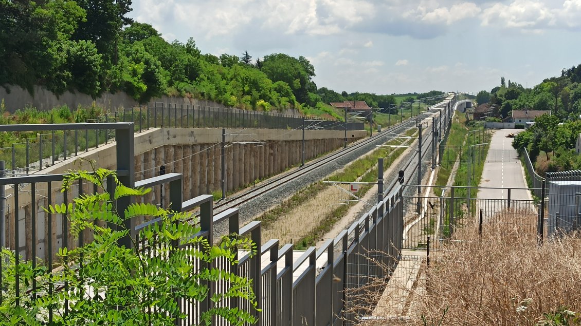 J37. Une voie de chemin de fer neuve avec l'infrastructure qui va avec : ponts, tunnels, routes, ... De ce que j'ai compris des panneaux d'informations les Russes auraient fortement baigné dans l'affaire.