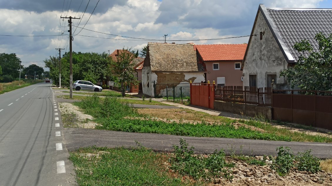J37. Je continue à traverser des communes rurales. Les maisons sont toujours hétérogènes : neuves et anciennes, bon et mauvais état, colorées, ... j'aime bien.
