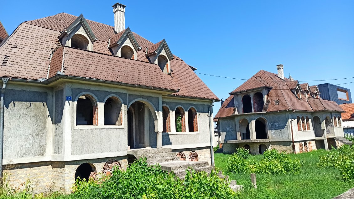 J38. A l'entrée de Belgrade des constructions inachevées jouxtent régulièrement les habitations.