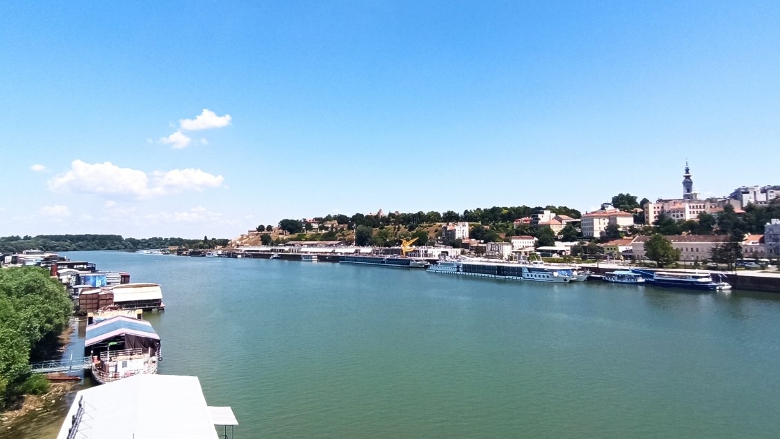 J38. On aperçoit au bout la forteresse de Belgrade qui témoigne de l'importance stratégique de la ville pour les empires romain, byzantin, ottoman, serbe et autrichien.