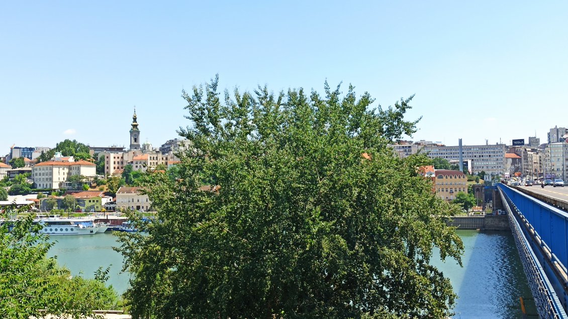 J38. Pont par-dessus la Save. C'est un affluent rive droite du Danube, qui conflue à Belgrade.