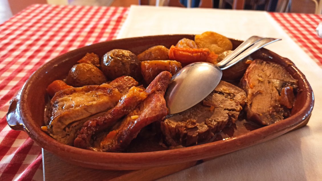 J38. Portion pour une personne. La cuisine servie dans les restaurants serbes est toujours copieuse, mais tellement bonne.