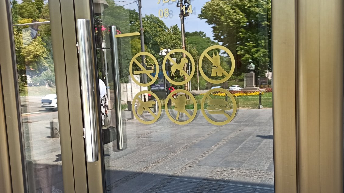 J40. Sur la porte d'entrée de l'office du tourisme l'interdiction de port d'arme est indiquée au même titre que celle de la glace.