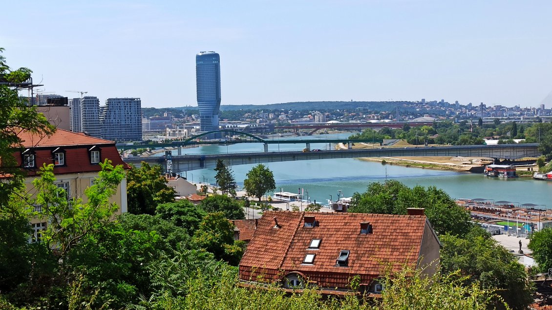 J40. Vue sur Belgrade depuis Kalemedgan, le parc de la forteresse de Belgrade. C'est la Sava qui va se jeter dans le Danube.