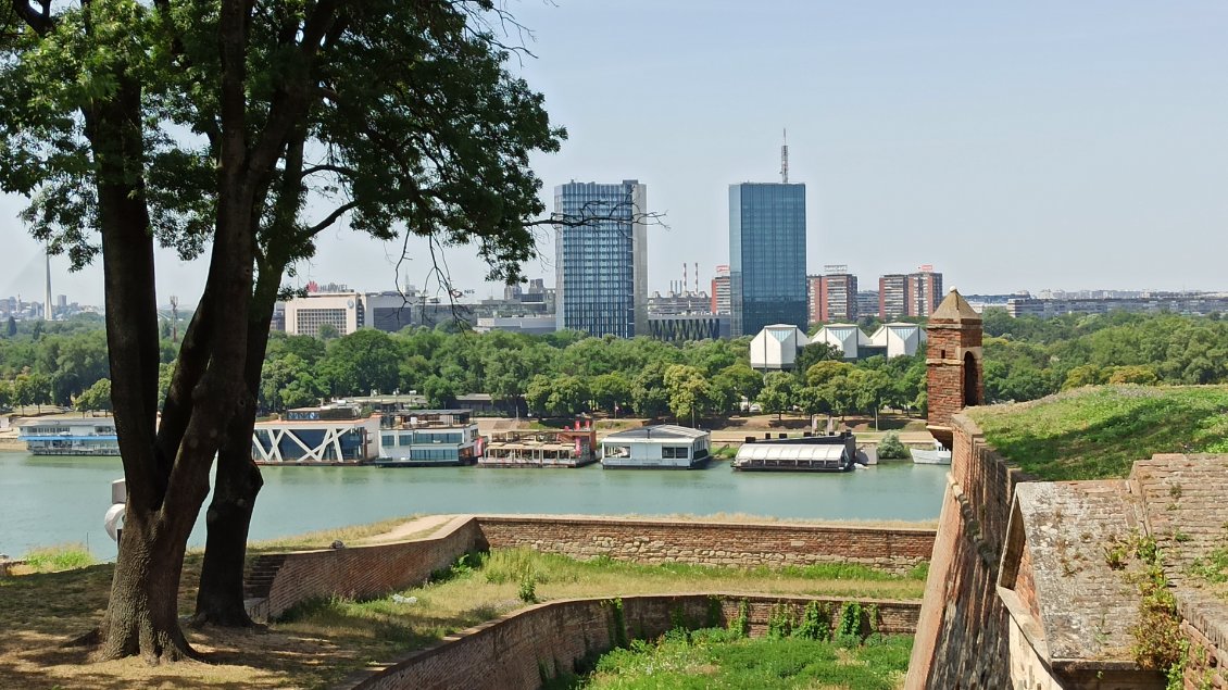 J40. On aperçoit les discothèques, restaurants et bars flottants que j'ai longé lors de mon entrée à vélo dans Belgrade.