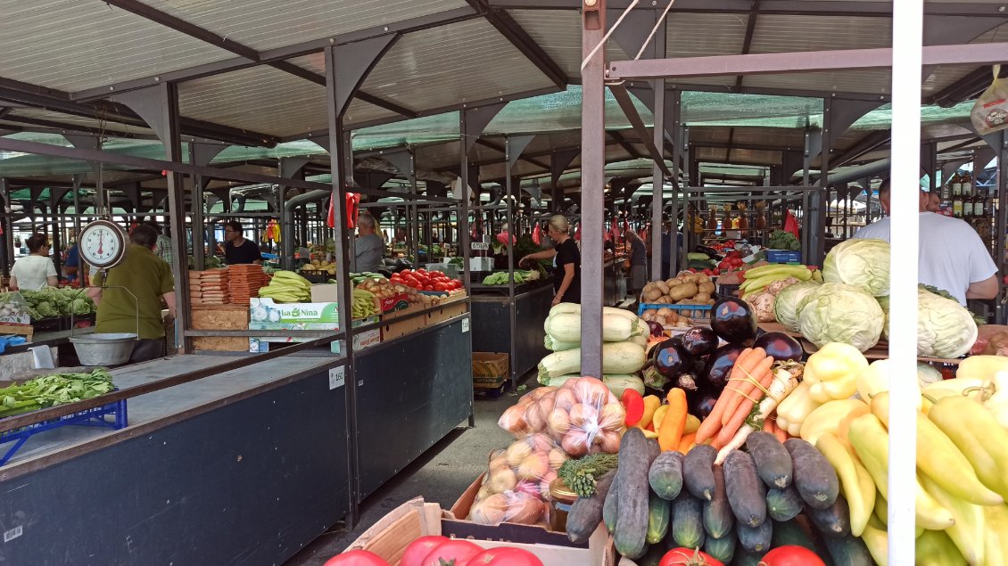 J40. Le marché. En Serbie j'ai particulièrement vu (et goûté ...) beaucoup de fruits et légumes.