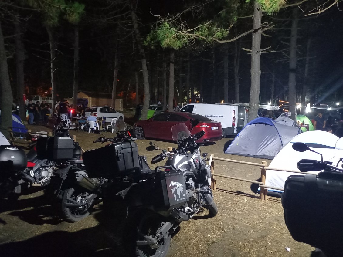 Festival motard sur la plage d'Unye ! Bonne humeur, feux de camps, danse traditionnelle au taquet, et rupteurs