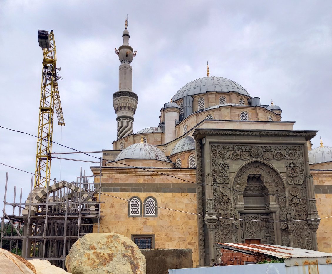 Une superbe mosquee en travaux d'agrandissement, les pierres de taille sont debitees des blocs sur place