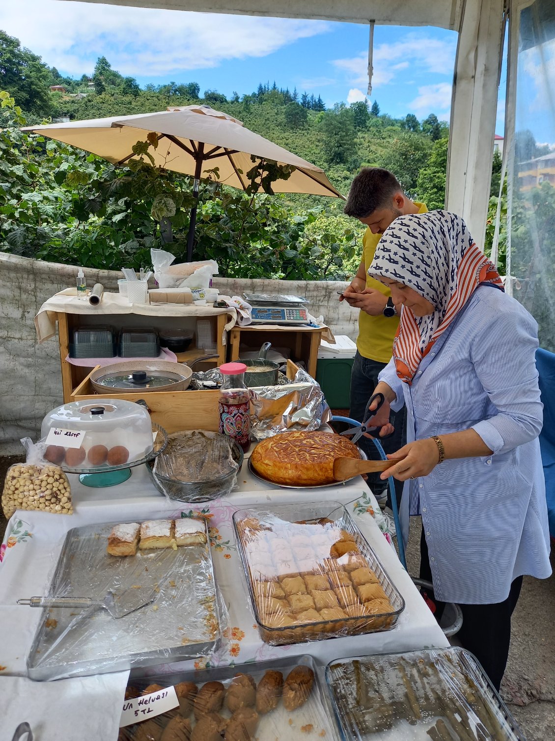 Au marche de producteurs, ici une specialite turque, avec des oeufs fromage et un genre de lasagnes tres fines, ça nourrit bien !