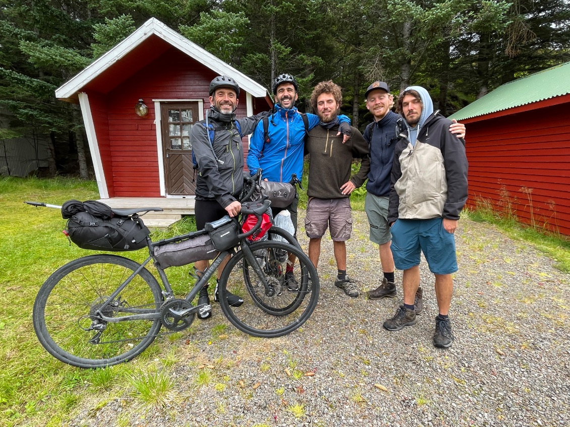 Cela faisait une bonne dizaine de jours qu’ils étaient compagnons de route