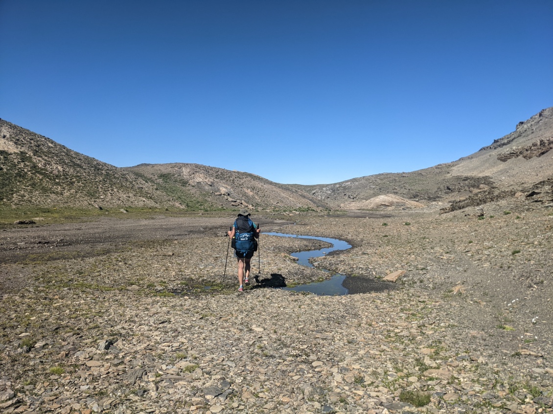 Aux abords du col des terres blanches coule une petite rivière qui se tortille en méandres à 2700m d'altitude