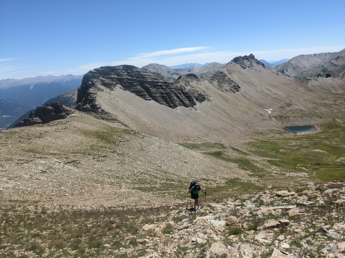 La crète devient plus difficile, on la quitte pour rejoindre le col des terres blanches