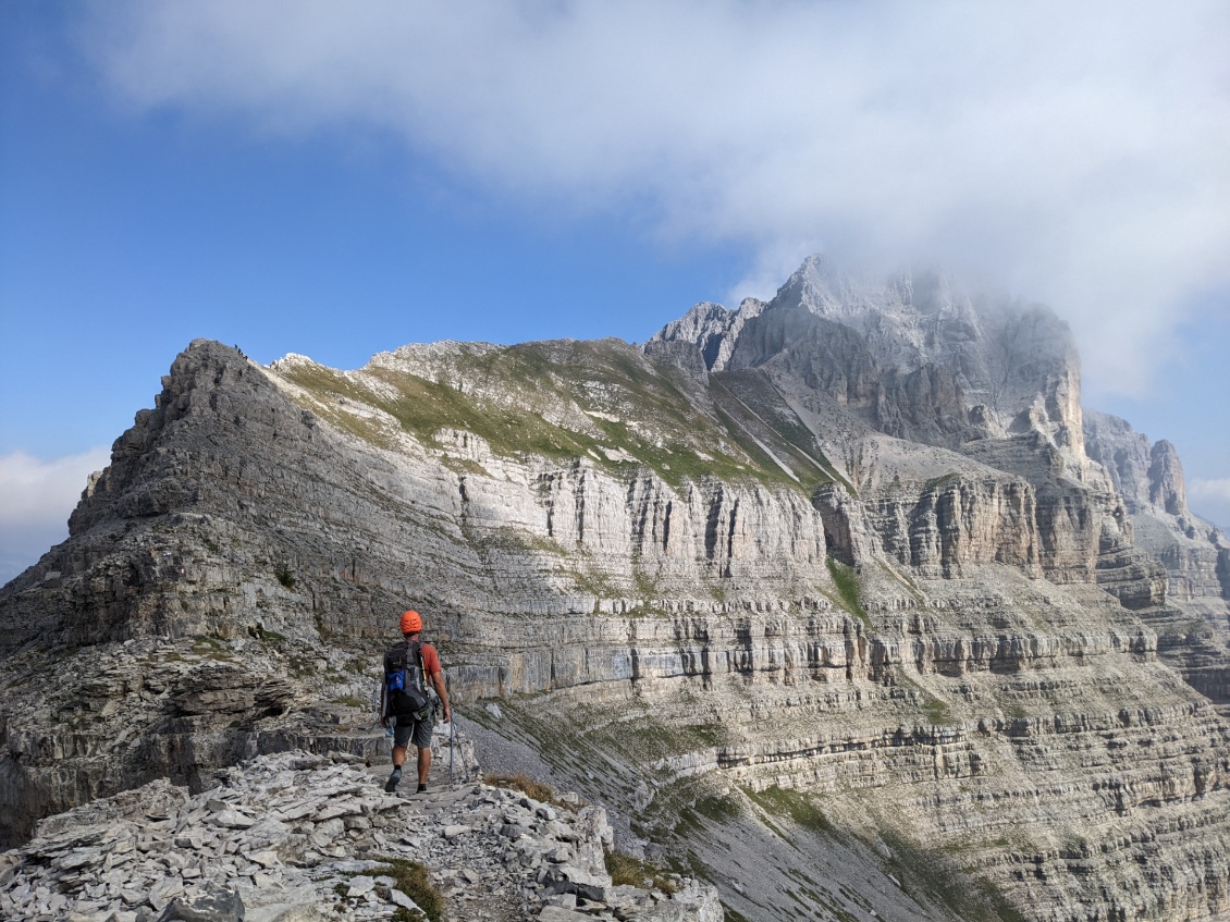 Un beau morceau devant nous. Certains modèles météo annoncent de l'orage dans l'après-midi, du coup on n'est pas complétement sereins en s'engageant sur les crêtes. Mais a priori le risque est relativement faible, alors on tente le coup.