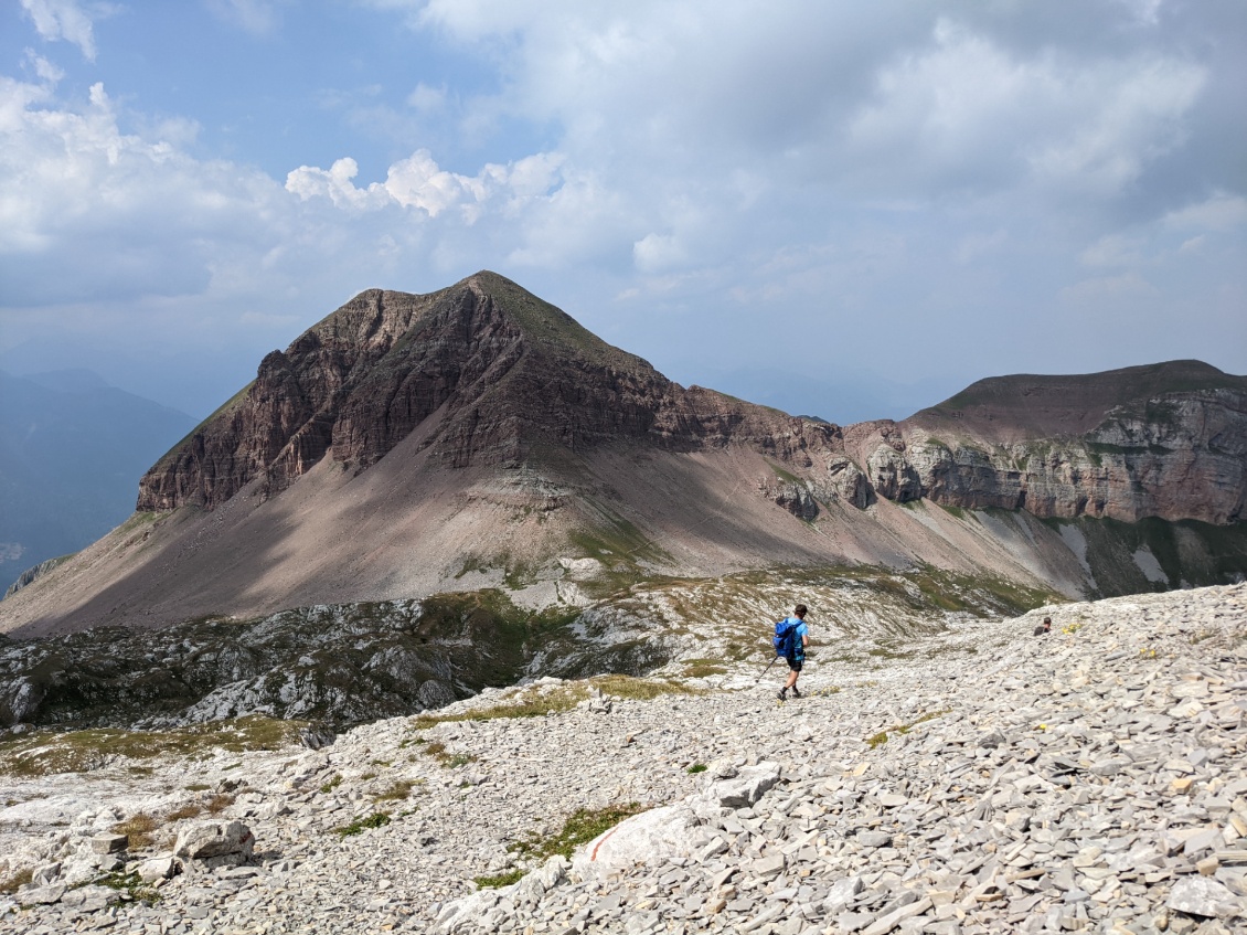 Voilà le bout de la balade du jour, nous redescendons sur du terrain beaucoup plus accueillant, la montagne est rouge ! Pas dans le style dolomitique classique... Une surprise sympa en tout cas !