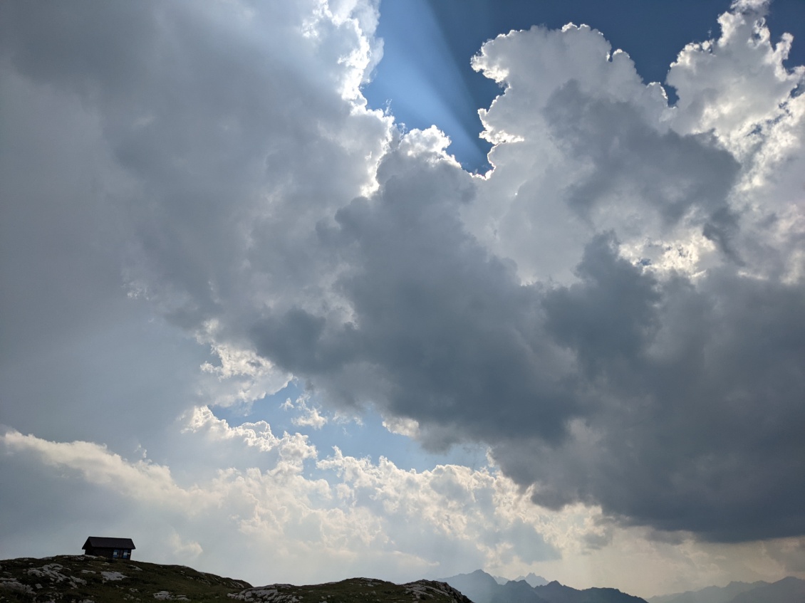 Notre petit nid d'un soir. Nous avons bien apprécié dormir "en dur" parce que le ciel a décidé de s'amuser pendant la nuit et de rincer férocement les environs.