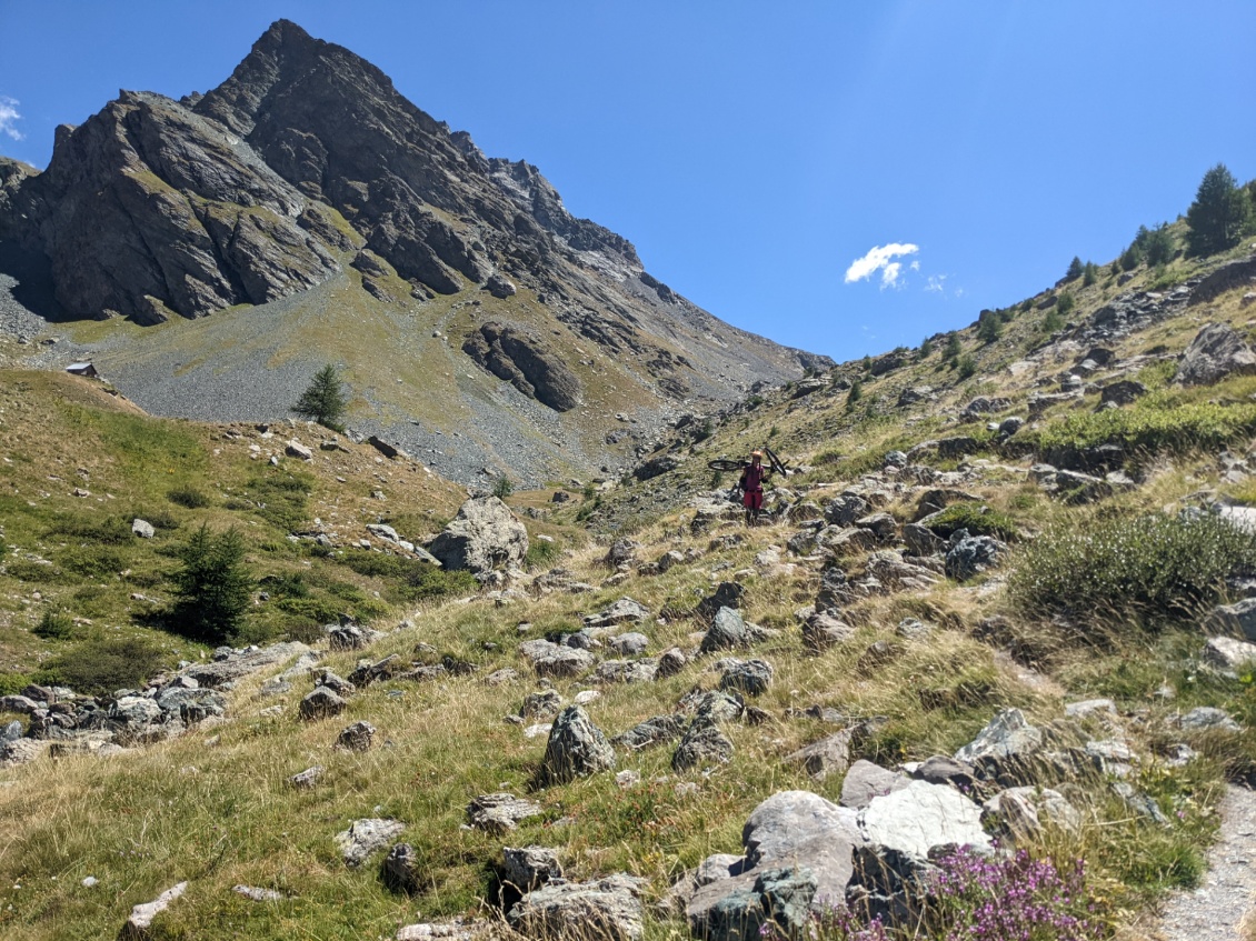 Section non roulable pour nous, très trialisante. On devine un sentier rive droite, qui doit être parfait à rouler, mais bon on préfère rester sur le sentier balisé...