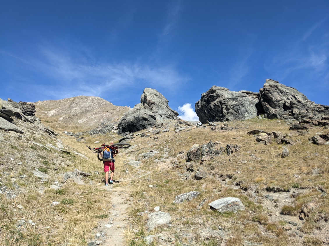 Allez hop, remontée après une petite baignade dans l'Ubaye pour remettre les compteurs thermiques à 0 ;-), sous l'oeil de 2 bouquetins et un petit, postés à 20m, pas farouches du tout et que nous avons vus après.