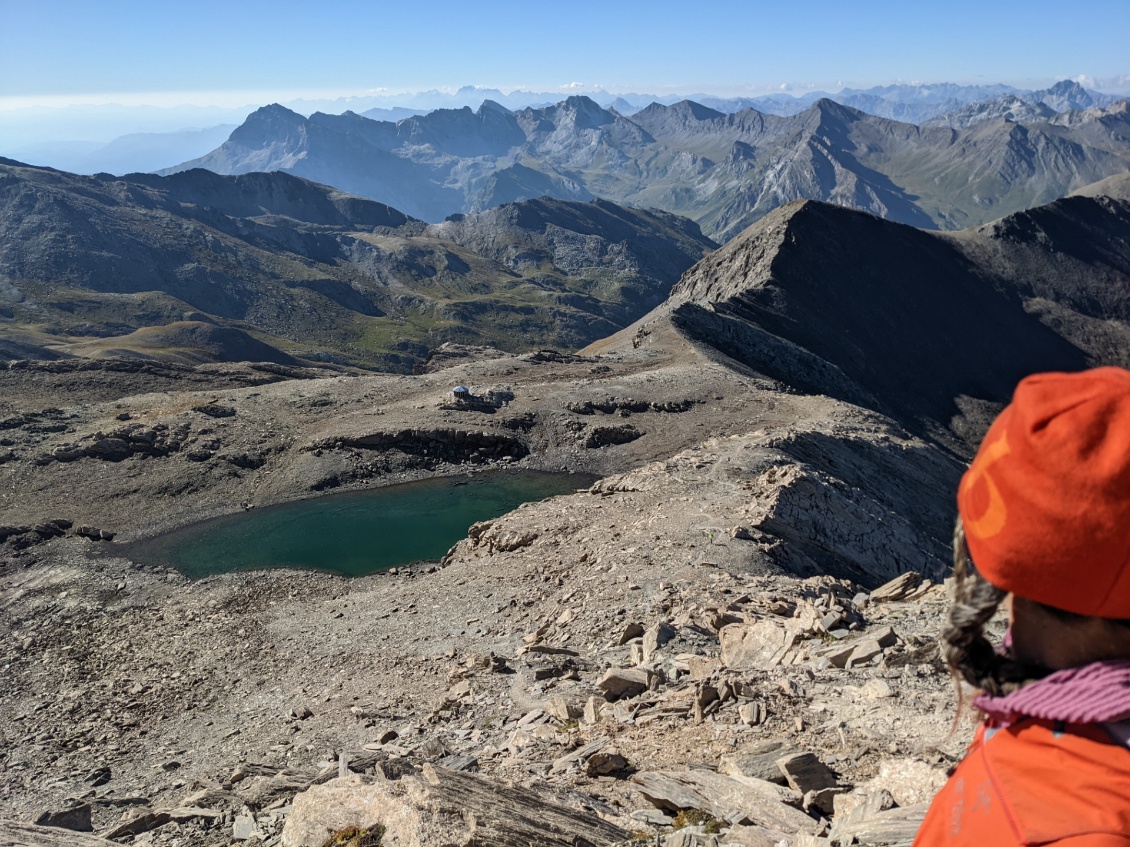 Le joli bivouac côté italien du pas de Mongoia, bien rempli cette nuit a priori.