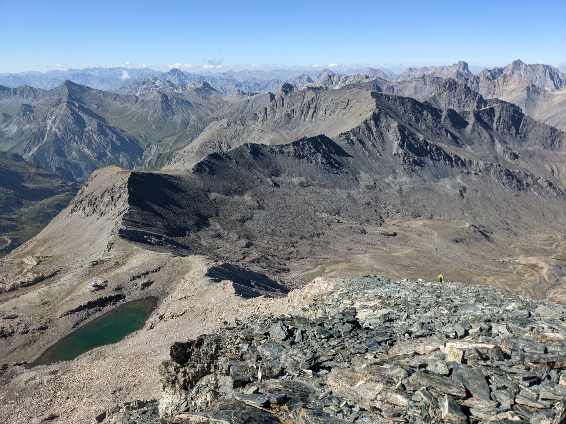 L'air est limpide aujourd'hui ! On voit loin, si loin qu'on n'arrive plus à identifier les montagnes des derniers plans.