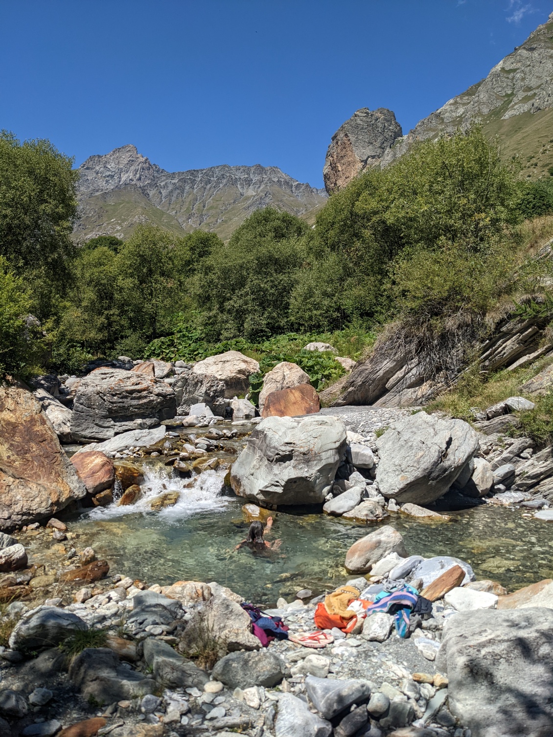 Après l'effort, un petit rafraichissement avant d'aller se boire un petit cappuccino en terrasse...
PS : on parlait de via ferrata au début de ce carnet, mais juste au-dessus, ce rognon rocheux en abrite une, on aurait pu glisser les baudriers dans le sac et la faire à la fin de la descente du pas de Mongoia, ça aurait fait un joli lien avec celles des Dolomites.