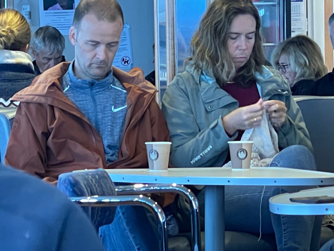 Dans le ferry. Il y a toujours une dame qui tricote.