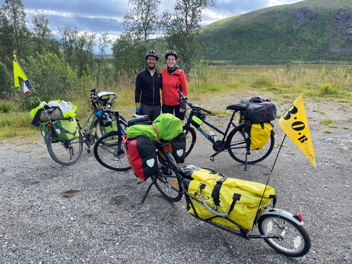 Ils ont loué tout le matériel à Tromso. C’est leur deuxième étape, ils sont fatigués, ont des courbatures. C’est la première fois qu’ils font du cyclotourisme.