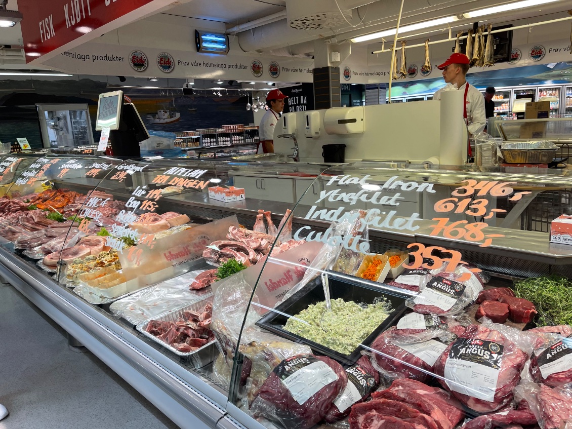 Une vraie boucherie et poissonnerie dans le supermarket avant Tromso