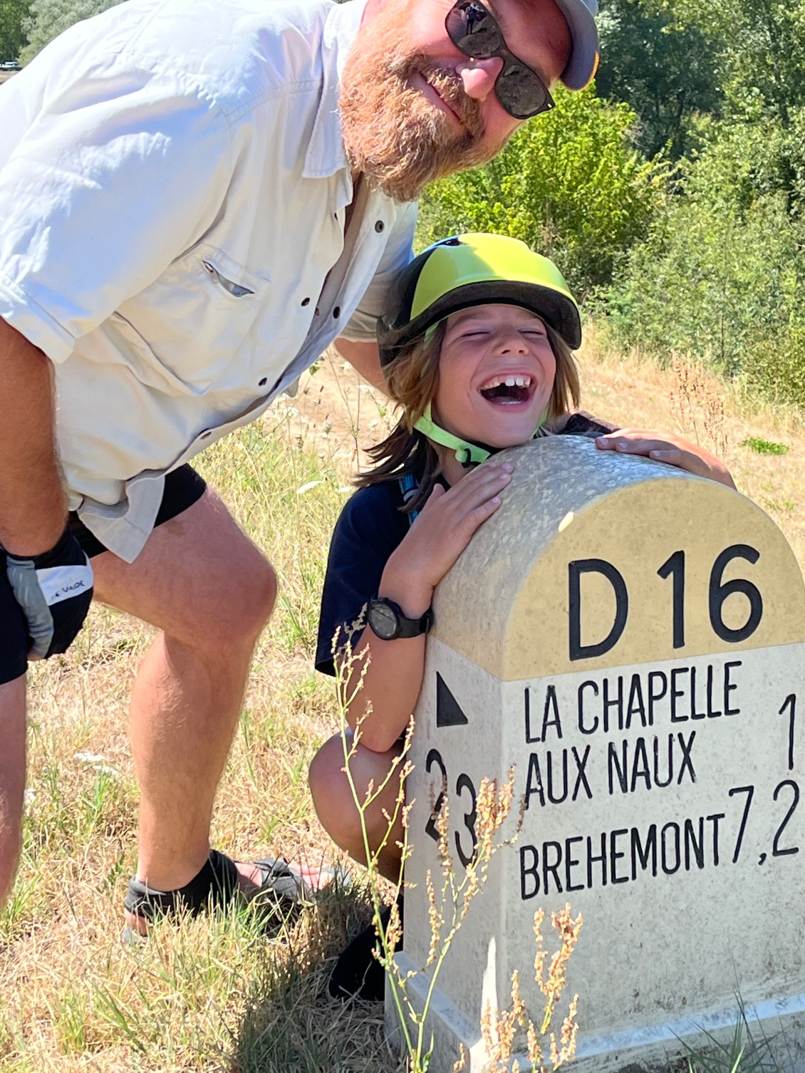 Défi père /fils : le 1er qui touche la borne a gagné.Malgré une chute (un saut en marche) de Titin, il finit gagnant!