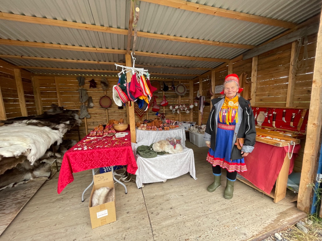 Une dame Sami vendant des objets