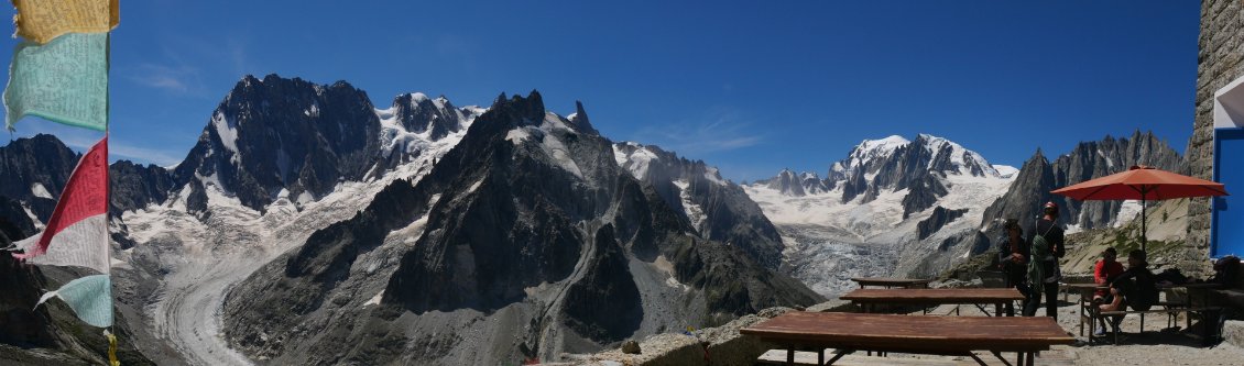 Pause en terrasse au refuge du Couvercle