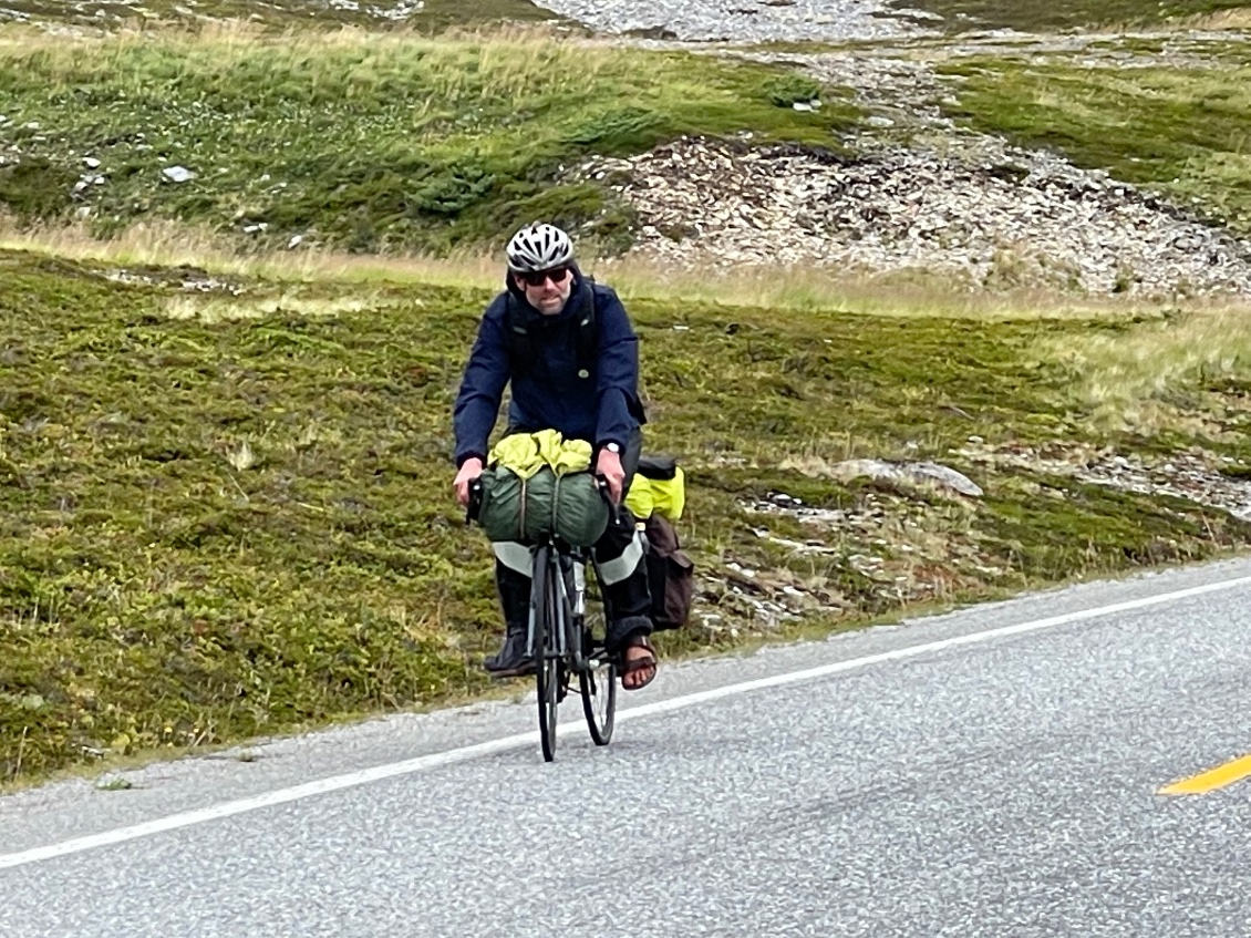 Il revient du Cap Nord à 50 km de là. Il lutte contre le vent de face.