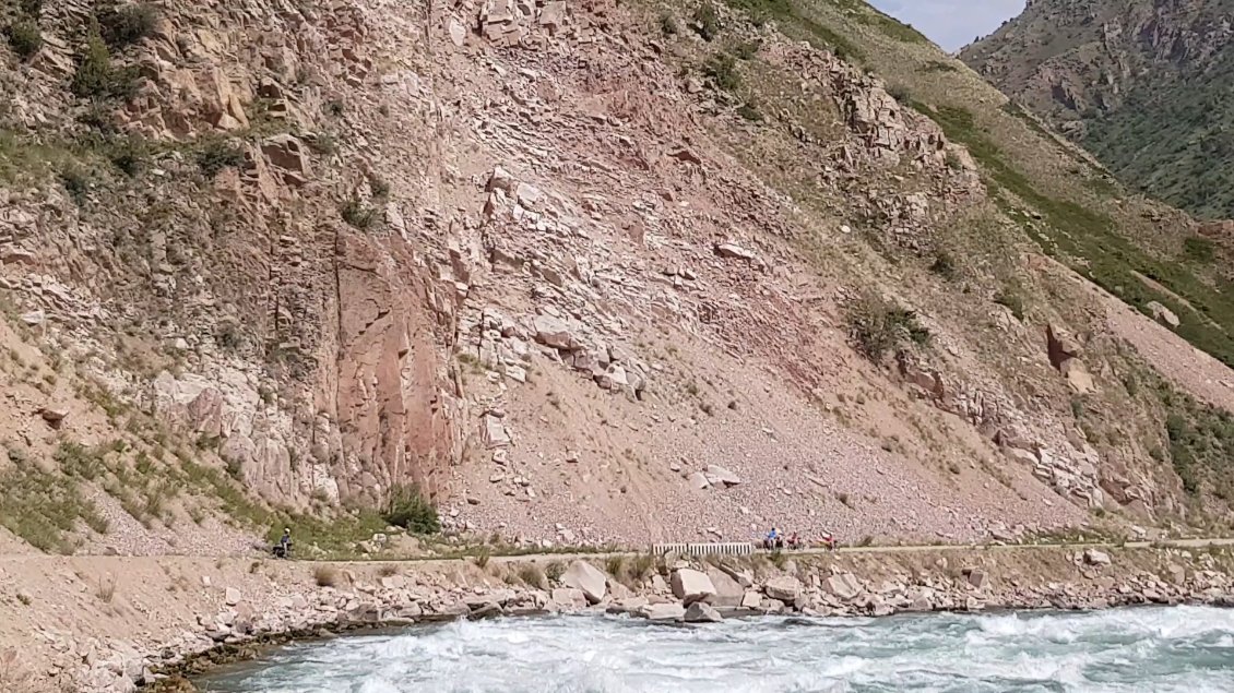 Devant les eaux tumultueuses de la Kokomeren