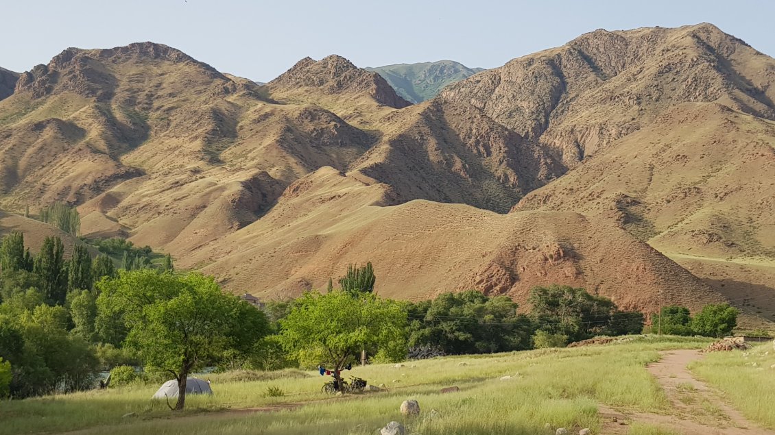 Bivouac de rêve au milieu de la verdure et de paysages minéraux au loin