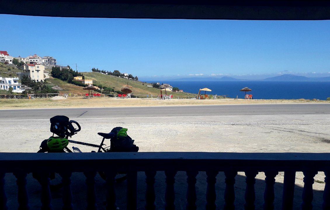 La route de Tanger vers Tanger Méditerranée. Et au fond Gibraltar.