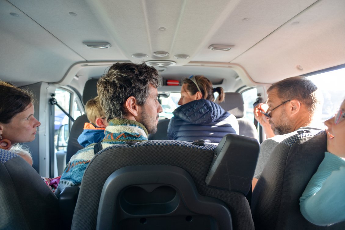 Assis dans le taxi en route pour le bourg de Lampaul