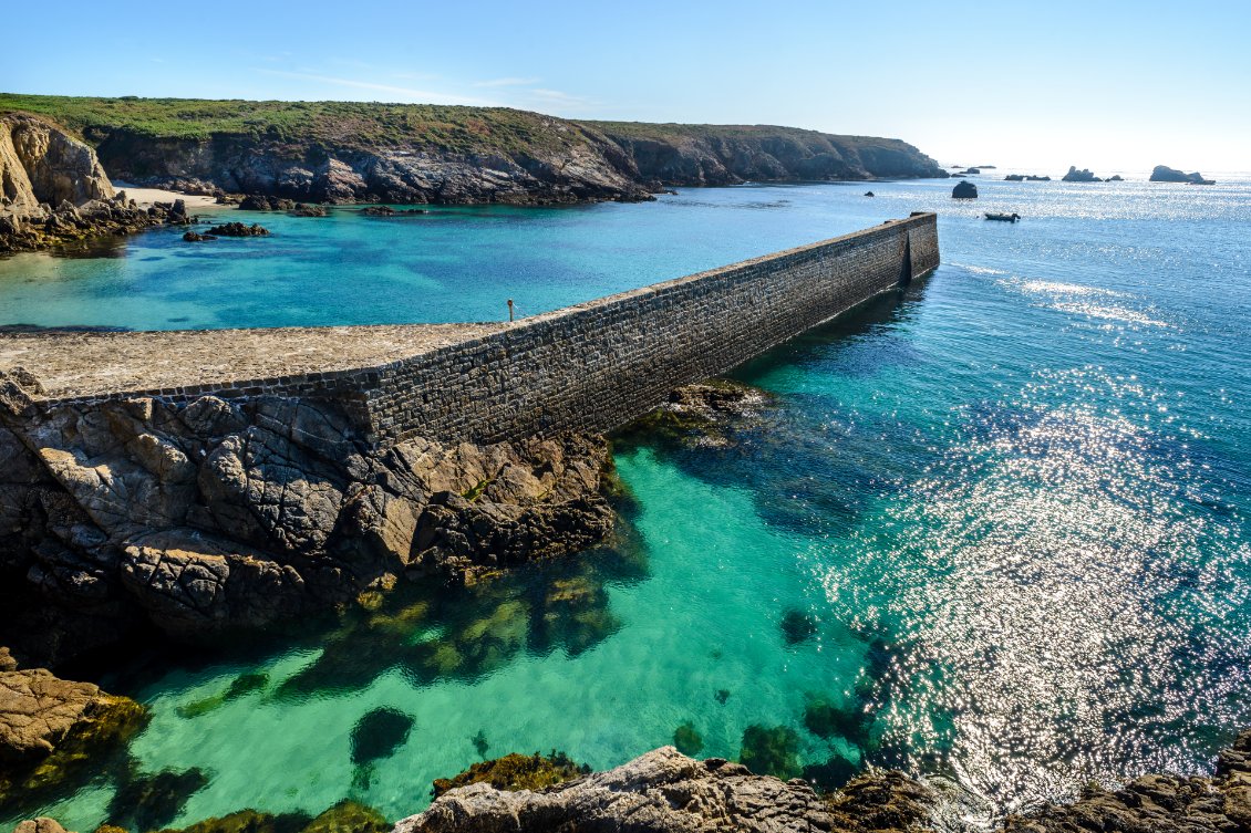 Vue imprenable sur la digue du port d'Arlan. (source :  Watch The Sea)