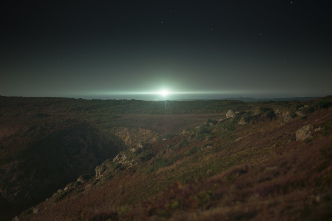 Tel Sauron en quête de son anneau,
le phare du Créac'h balaye la lande de son faisceau.