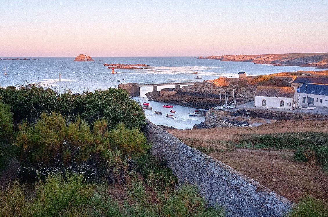 Vue sur la Baie de Lampaul depuis la chambre au petit matin. (source :  Watch The Sea)