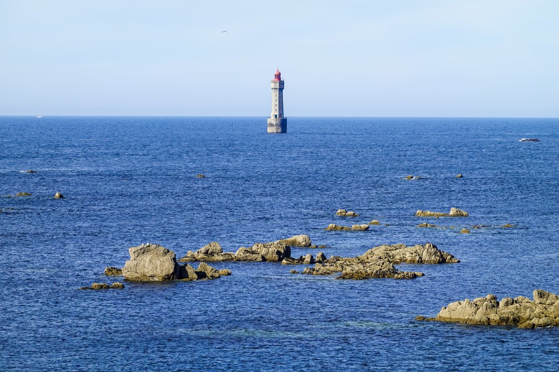 Le phare de La Jument au loin en mer