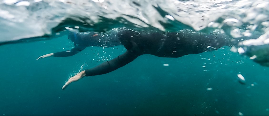 Nos corps creusent un sillon dans cette étendue d’eau salée.