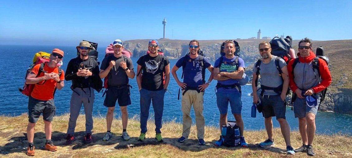 De gauche à droite : Armel, Arnaud, Olivier, Thomas, Pat (moi), Ronan, Philippe (Dodo) et Phil ... + le phare du Stiff à droite au dessus-de Dodo.