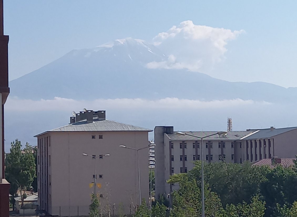 Le haut Ararat a 5137m, point culminant de la Turquie, se dévoile quelques minutes.