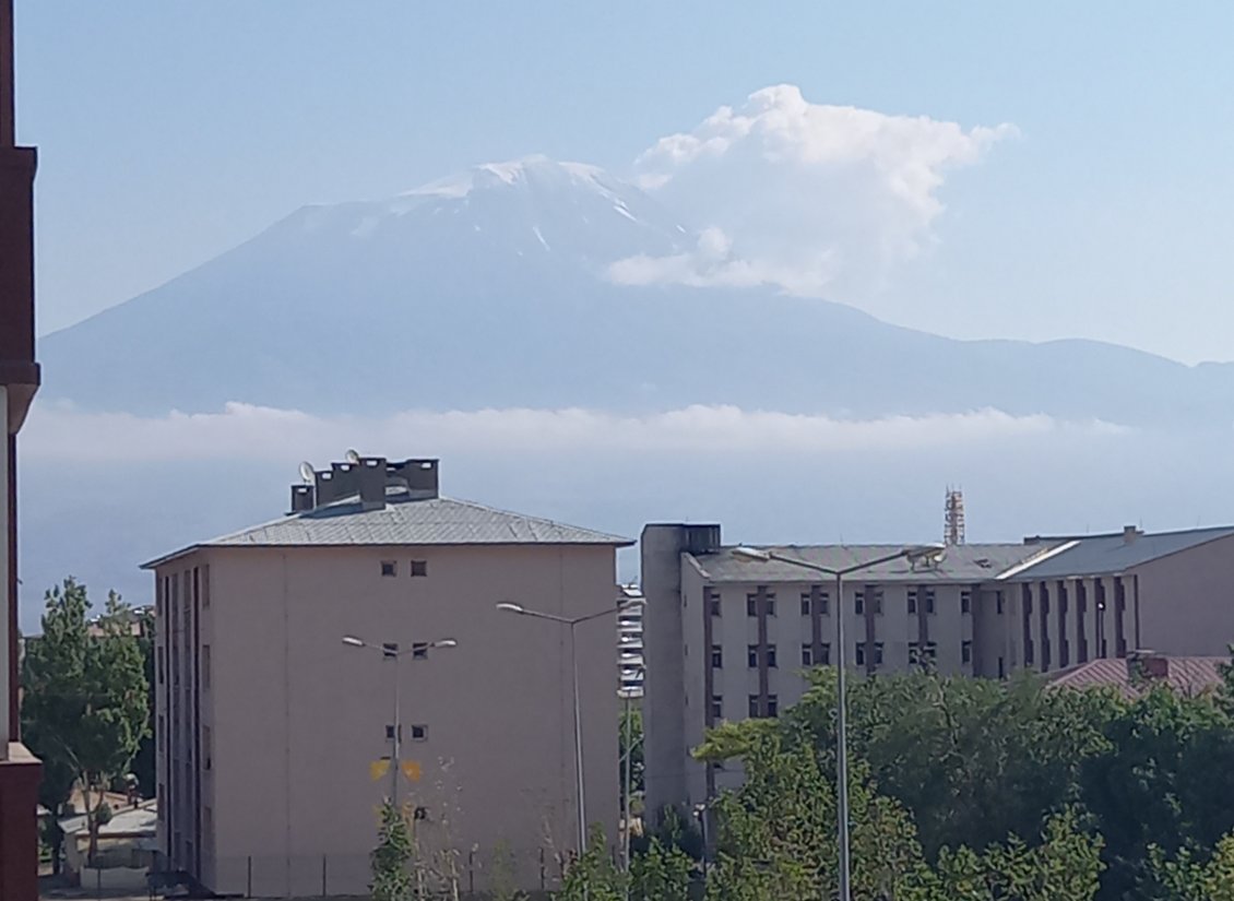 Le haut Ararat a 5137m, point culminant de la Turquie, se dévoile quelques minutes.