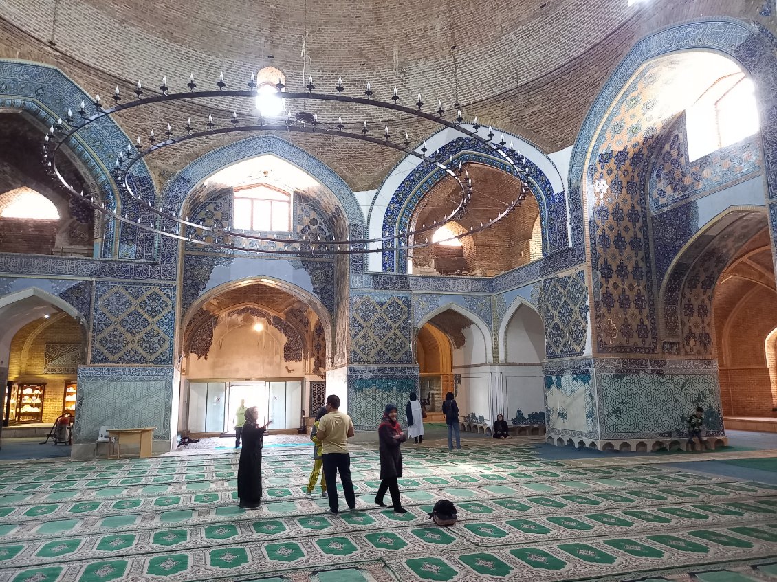 Dans la mosquée bleue de Tabrız, aujourd'hui un musée