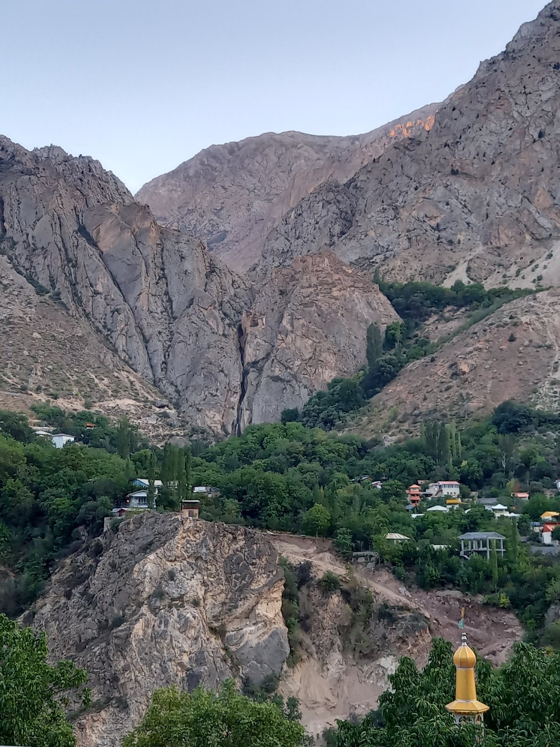 Ou on apercoıt la cascade de Shahandasht et son chateau