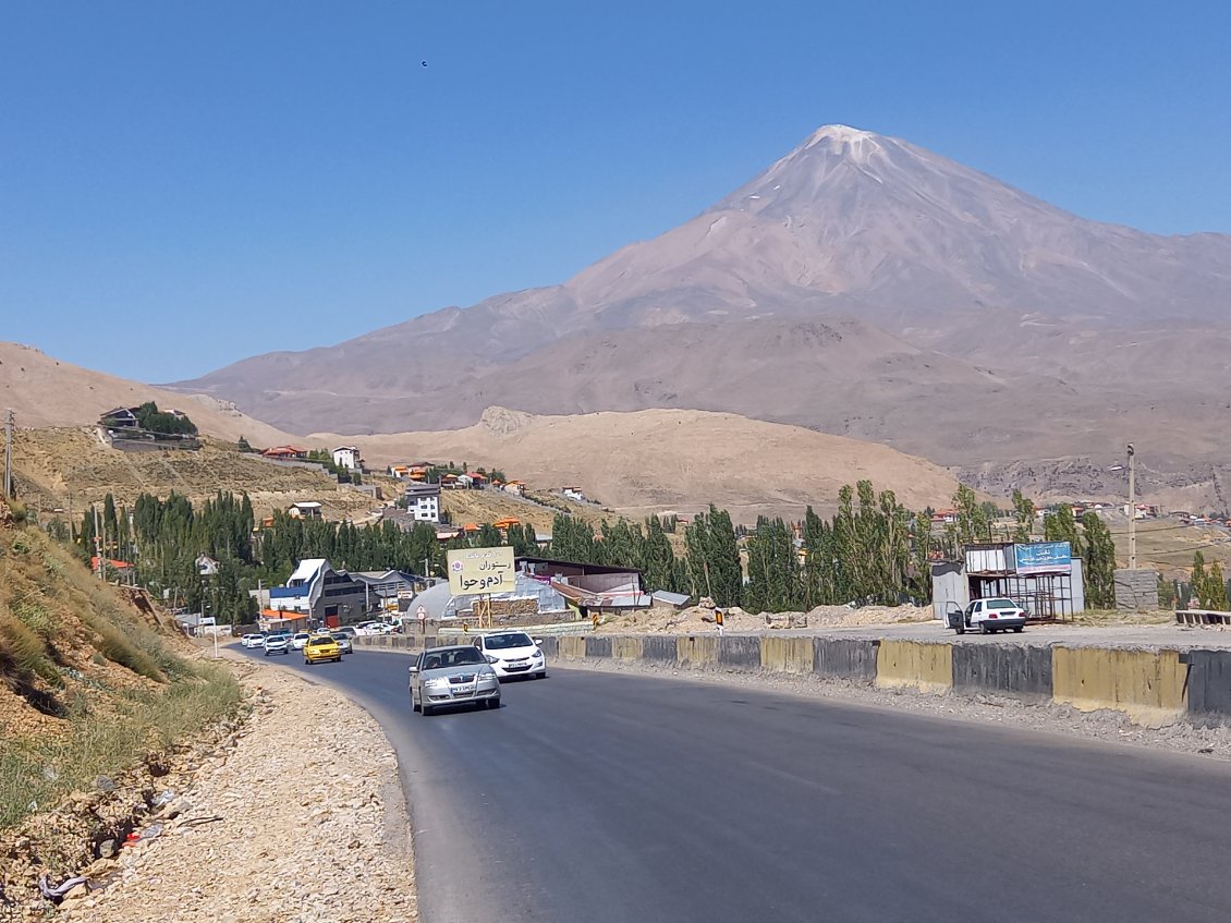 Ici le le mont Damavand, point culminant de l'Iran (et du voyage), a 5609m.