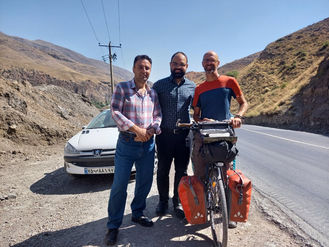 Avec la famille de Mehran, super interessé par mon voyage :)