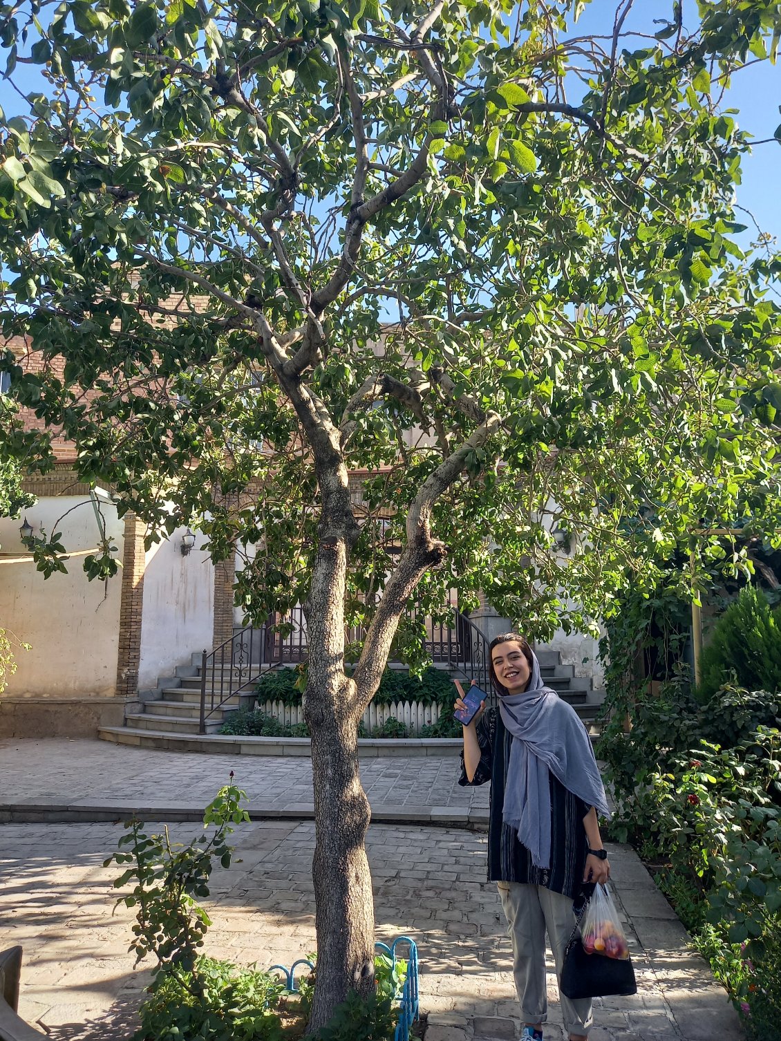 Avec Eli, a la decouverte d'une maison Qajar et de l'arbre a pistaches :-p