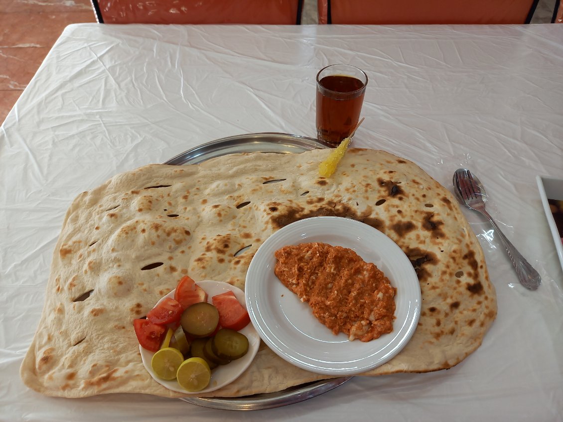 Le petit déjeuner classique : pain, omelette, thé...