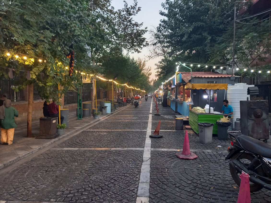 La sympathıque rue au marchands ambulants de Teheran